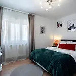 Comfy 2Bdr Apt Landmark View