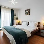 Comfy 2Bdr Apt Landmark View Apartman