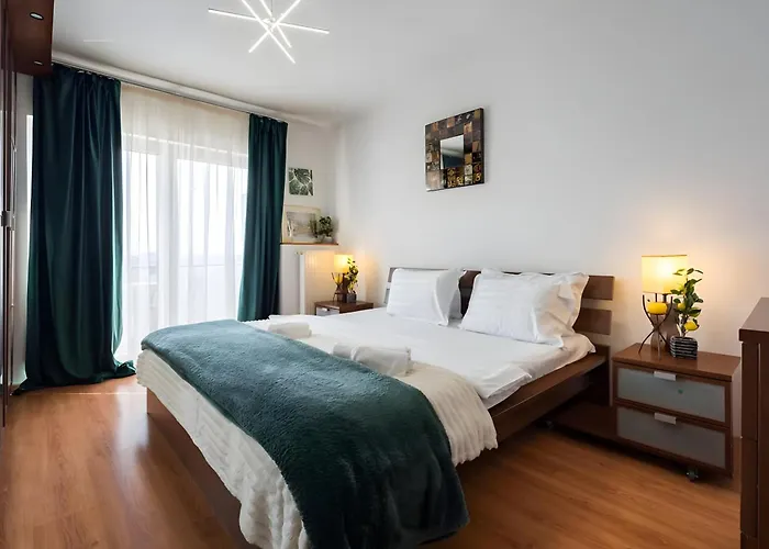 Great Location With Amazing Views - Landmark & City-2bdr Old Town Apartment